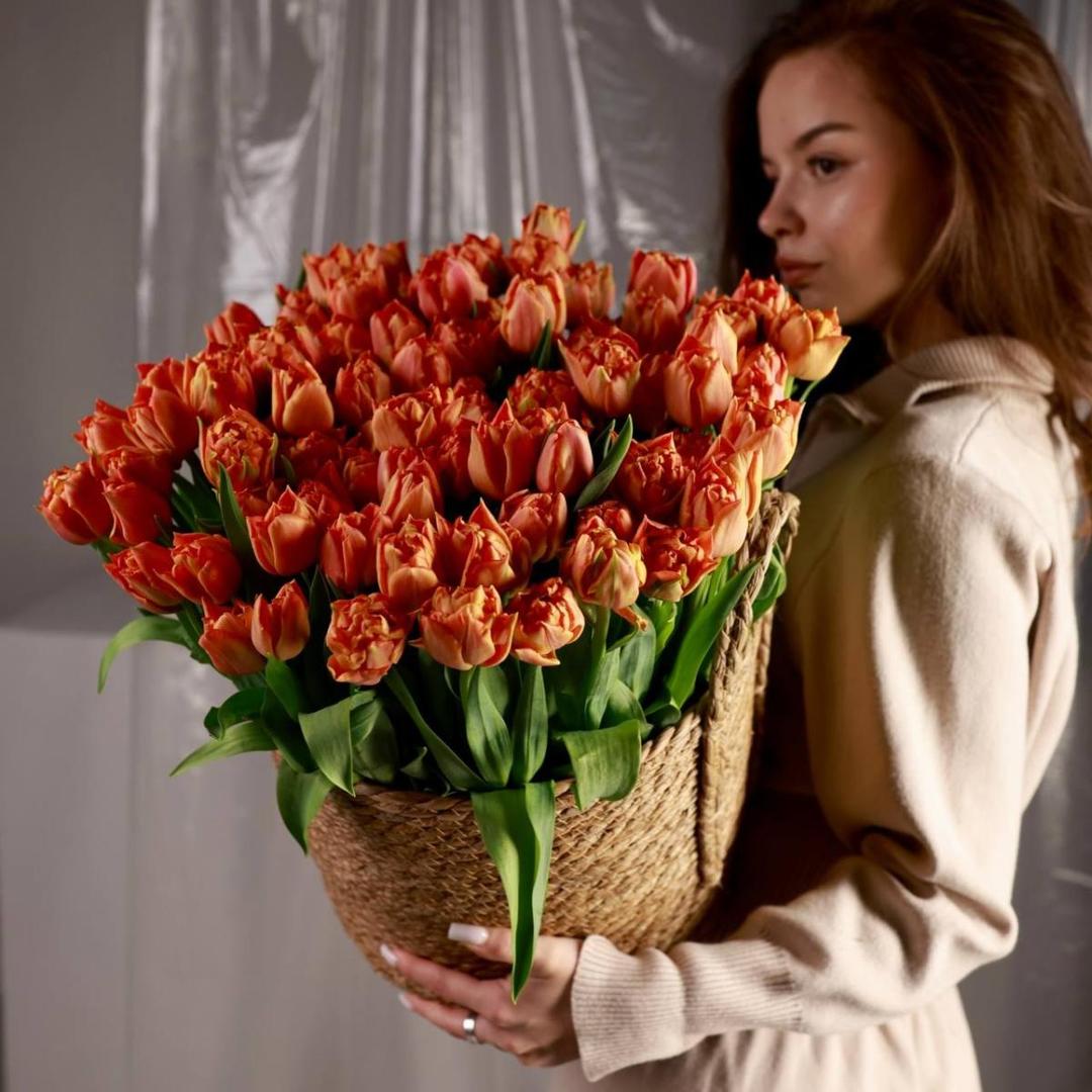 101 тюльпан в корзине