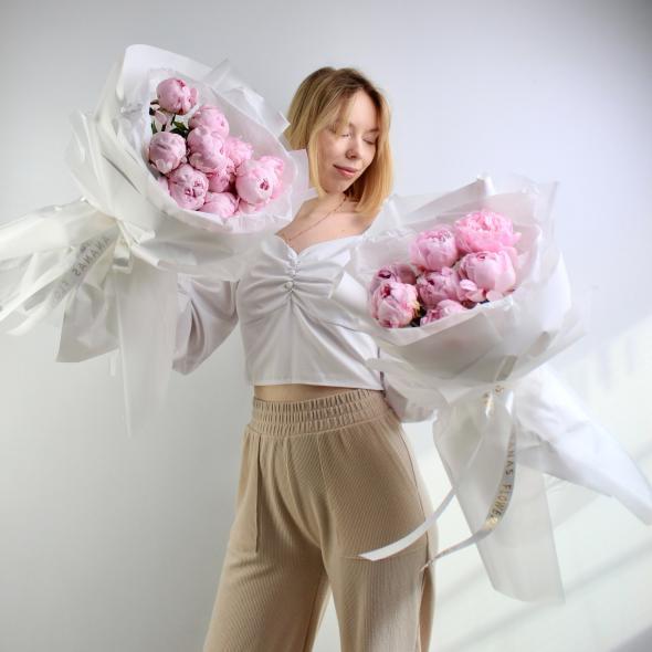 МОНОБУКЕТ ИЗ НЕЖНО-РОЗОВЫХ ПИОНОВ (в 2-х размерах)