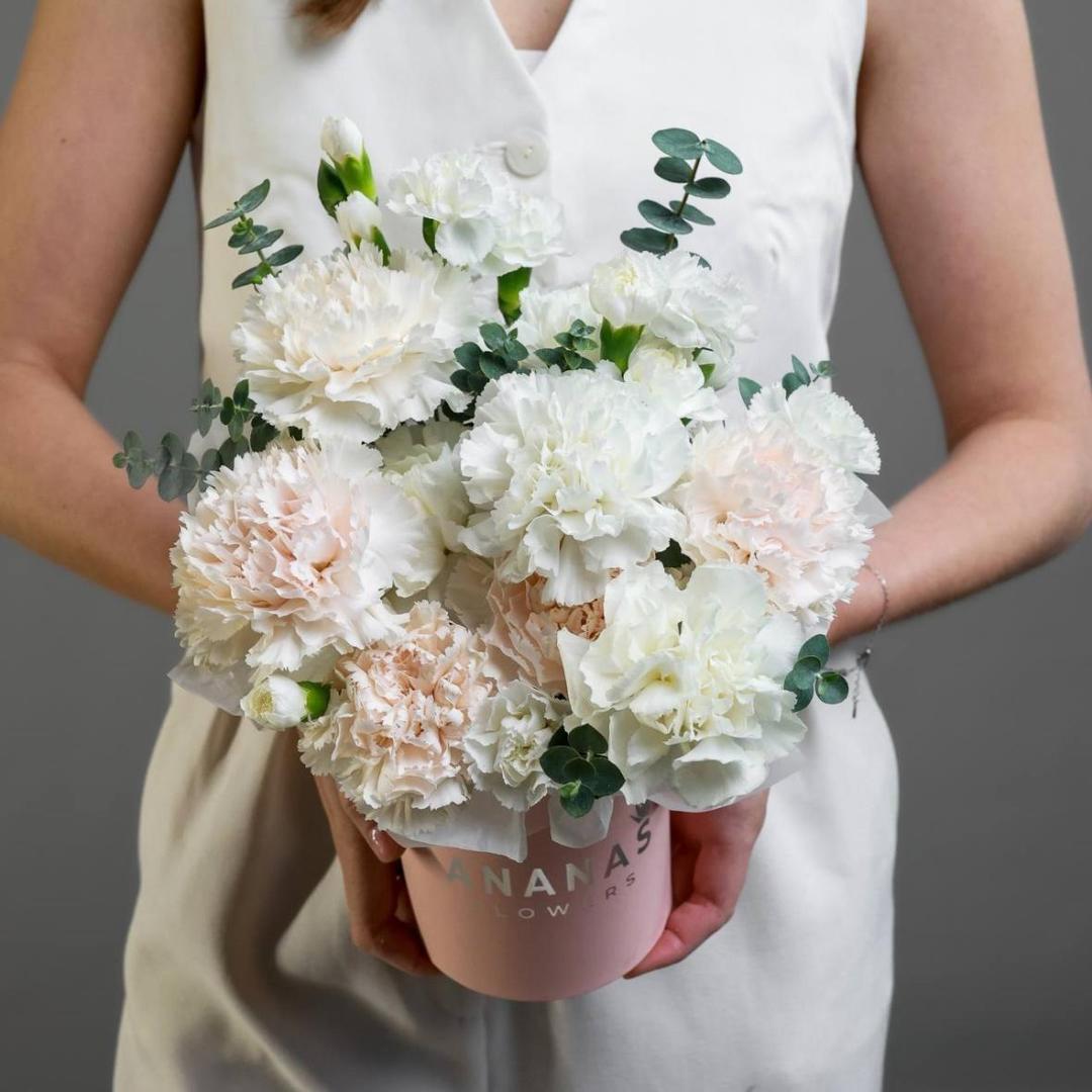 Композиция в коробке Нежные диантусы (в двух размерах)