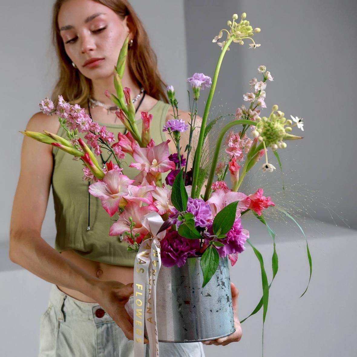 Авторская композиция с гладиолусом  (в двух размерах)