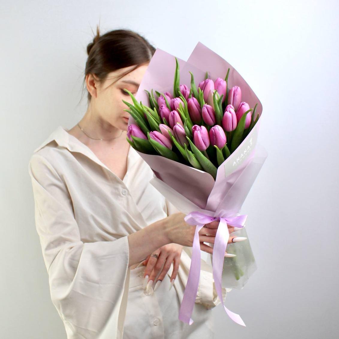 Букет из 25 сиреневых тюльпанов в упаковке