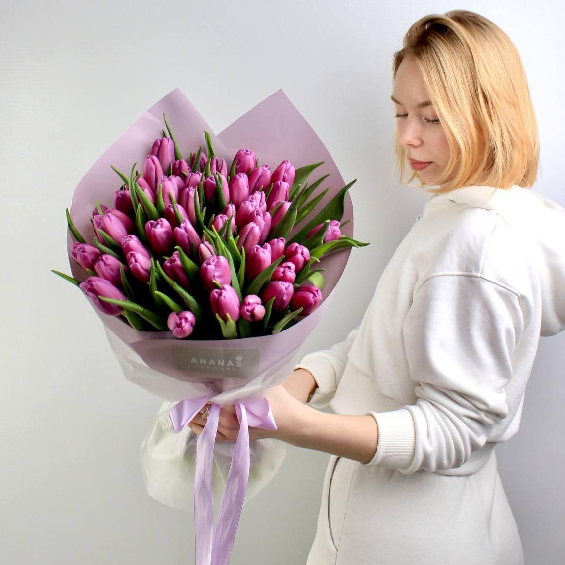Букет из сиреневых тюльпанов в упаковке