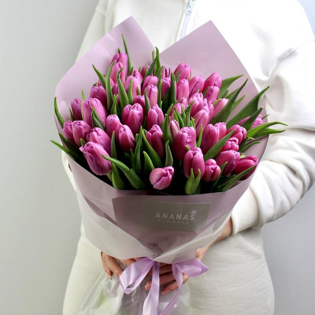 Букет из сиреневых тюльпанов в упаковке