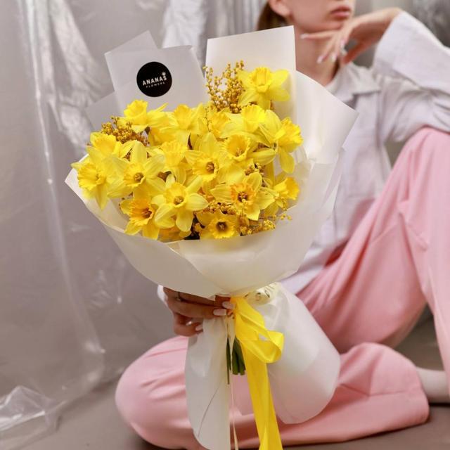 Авторский букет из солнечных нарциссов и мимозы (в двух размерах)