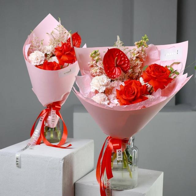 Авторский кулек с антуриумом и маттиолой (в двух размерах)