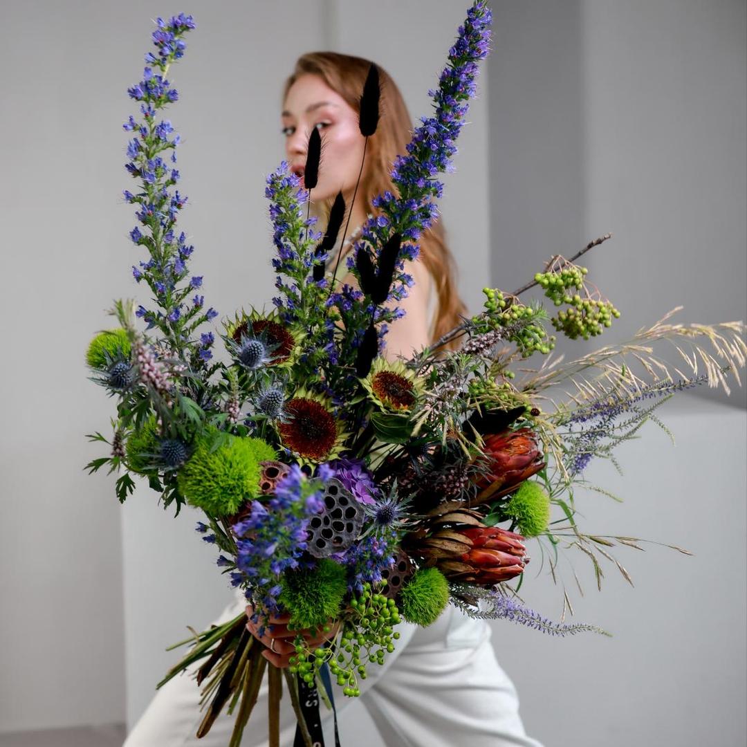 Авторский букет с протеей, лотосами и гвоздикой Green Trick