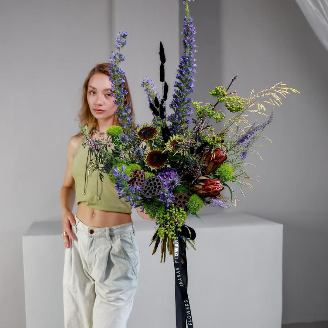 Авторский букет с протеей, лотосами и гвоздикой Green Trick