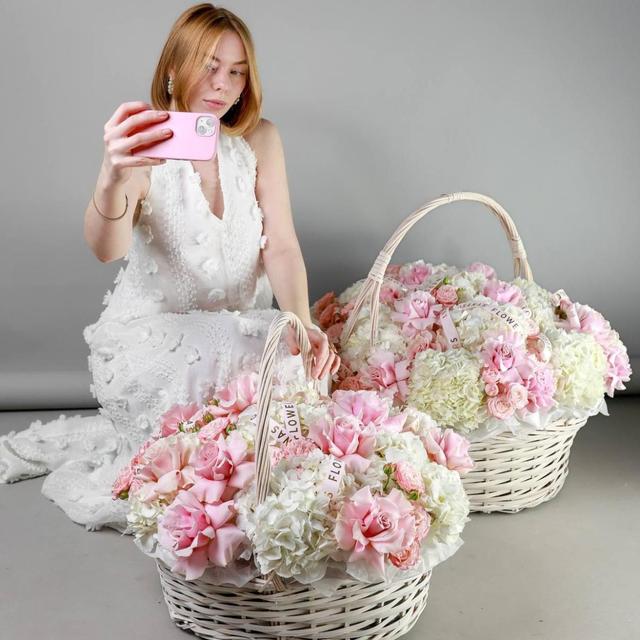 Авторская корзина из нежных роз и гортензий (в двух размерах)