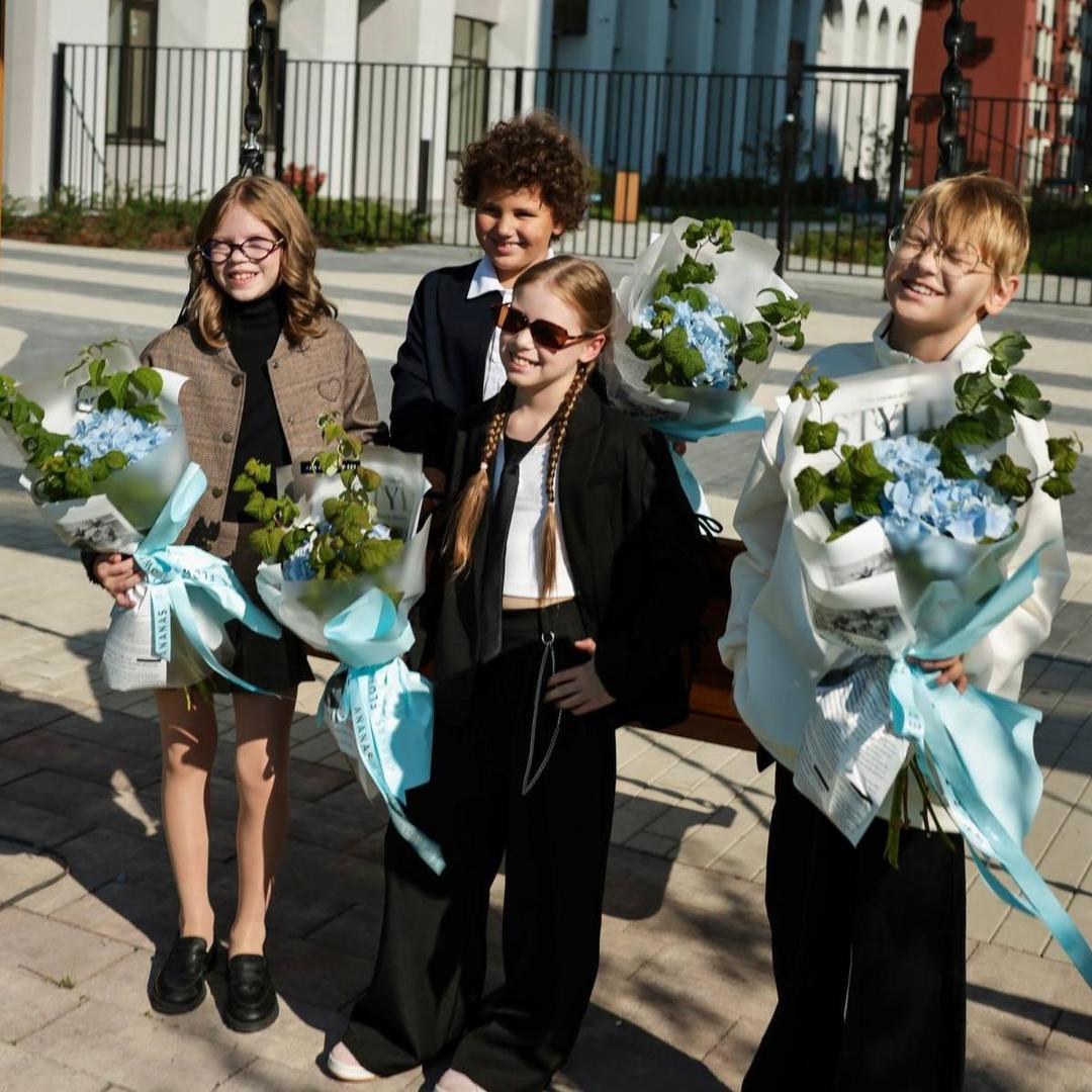 4. Букет с голубой гортензией и малиной