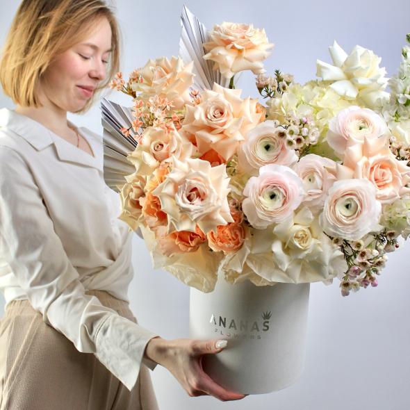 Цветочная композиция с ранункулюсами