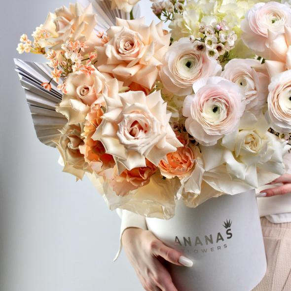 Цветочная композиция с ранункулюсами