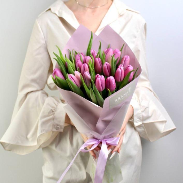 Букет из 25 сиреневых тюльпанов в упаковке