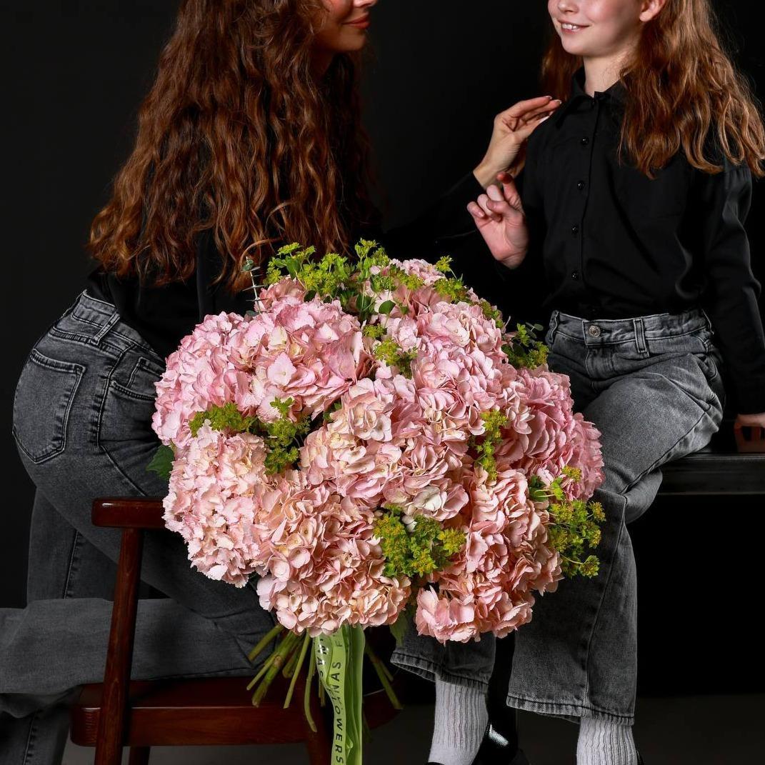 Букет с гортензией и буплерумом