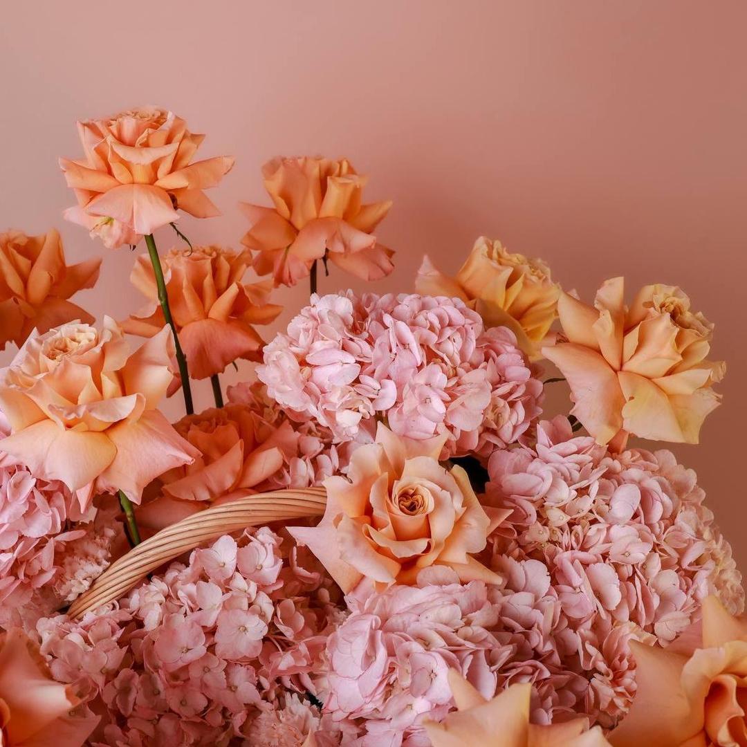 Композиция с сортовыми розами и нежной гортензией XL