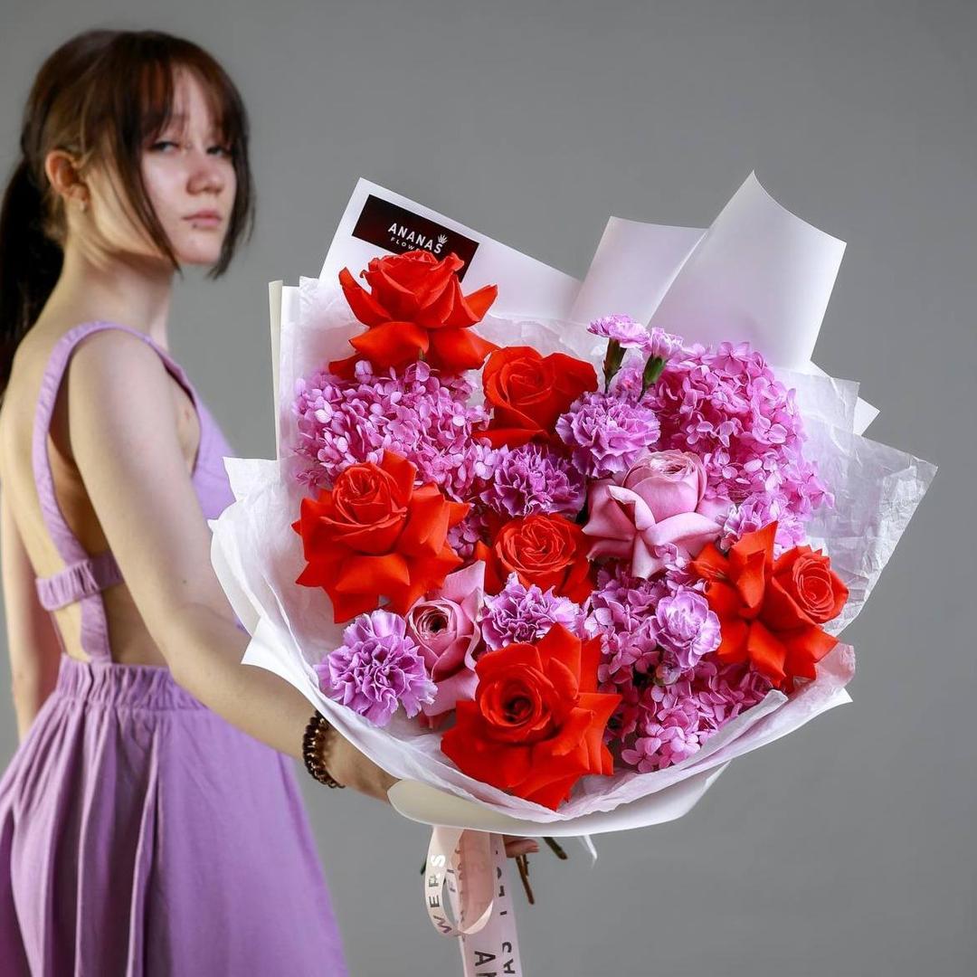 Авторский букет с сортовыми розами Nina и стабилизированной гортензией (в двух размерах)