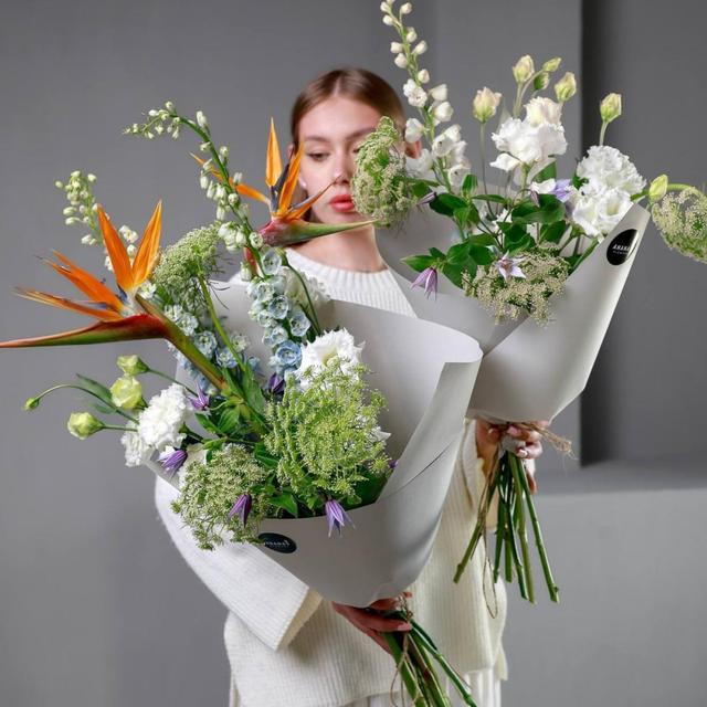 Авторский кулек с экзотичной стрелицией и дельфиниумом (в двух размерах)