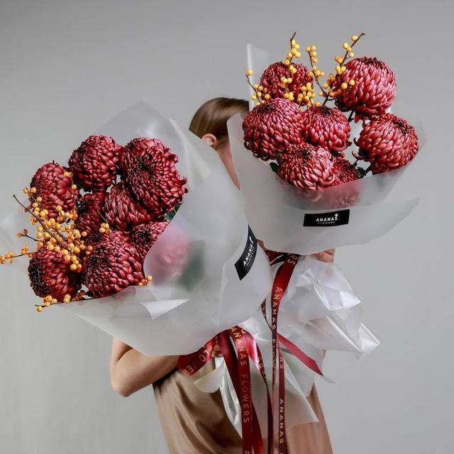 Дуобукет с хризантемой Bigoudi и илексом (в двух рзамерах)