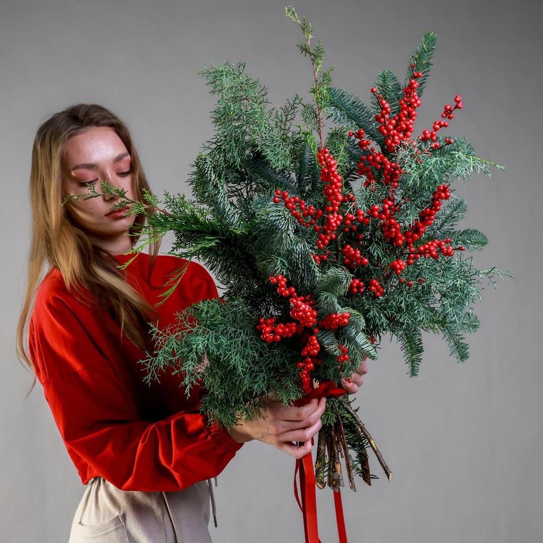 Зимний букет с хвоей и илексом