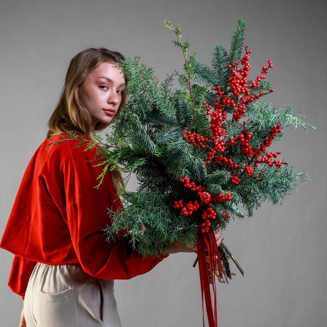 Зимний букет с хвоей и илексом