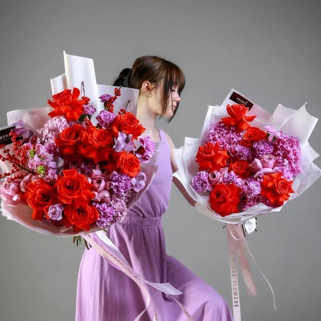 Авторский букет с сортовыми розами Nina и стабилизированной гортензией (в двух размерах)