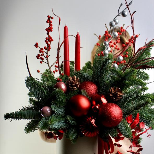 Новогодняя композиции со свечами и украшениями в красных тонах