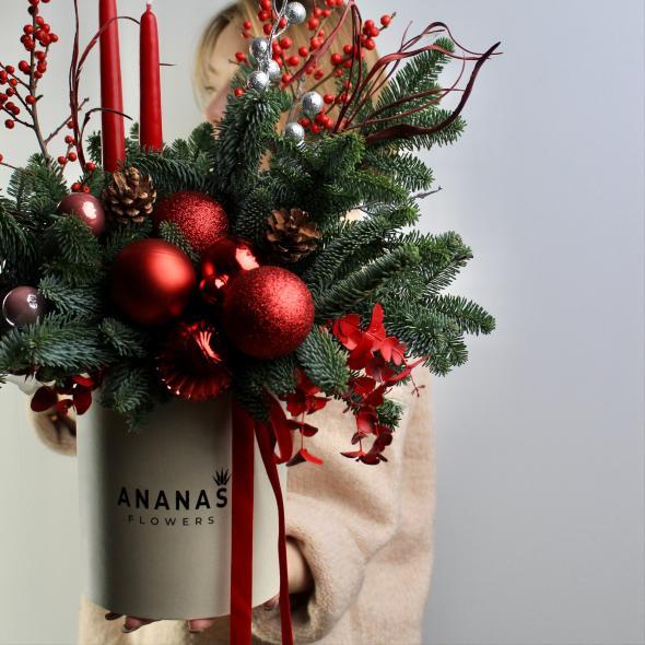 Новогодняя композиции со свечами и украшениями в красных тонах