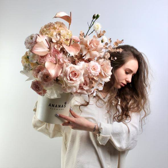 Коробка с цветами (розово-бежевая гамма)