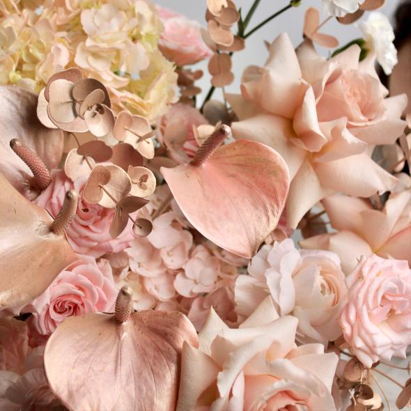 Коробка с цветами (розово-бежевая гамма)