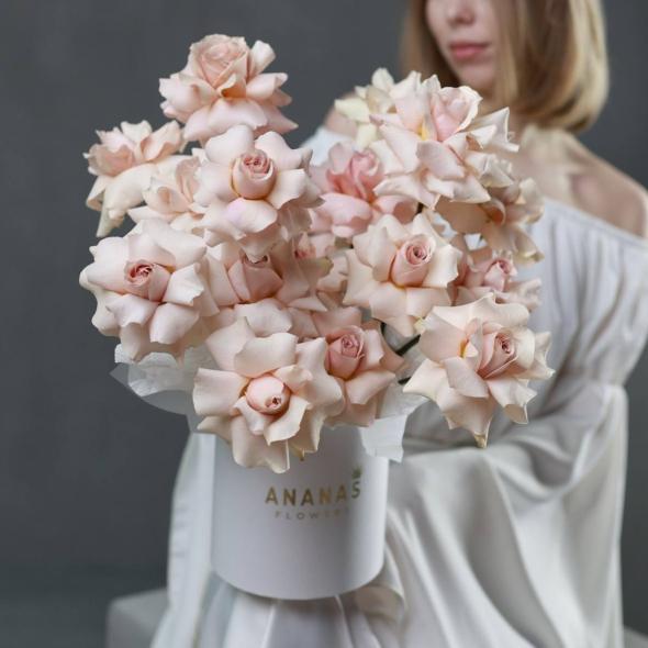 Композиция из вывернутых роз в кремовом оттенке