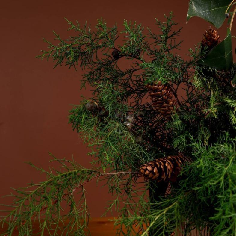 Букет с хвоей и новогодним декором Трюфель