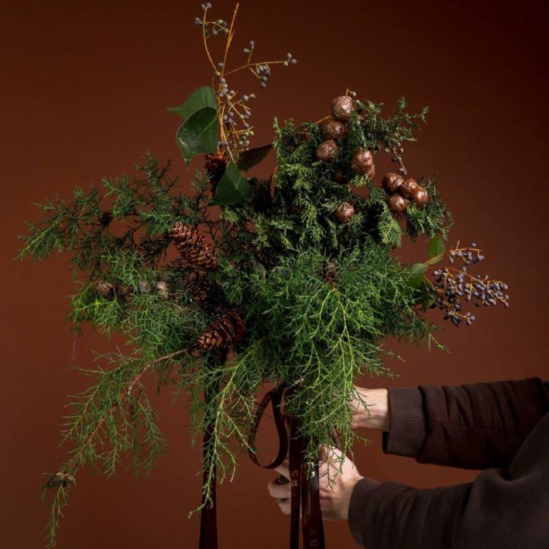 Букет с хвоей и новогодним декором Трюфель