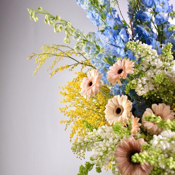 Корзина с мимозой и сиренью