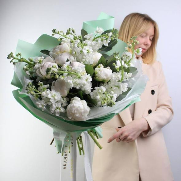 Дуобукет с пионами и маттиолой