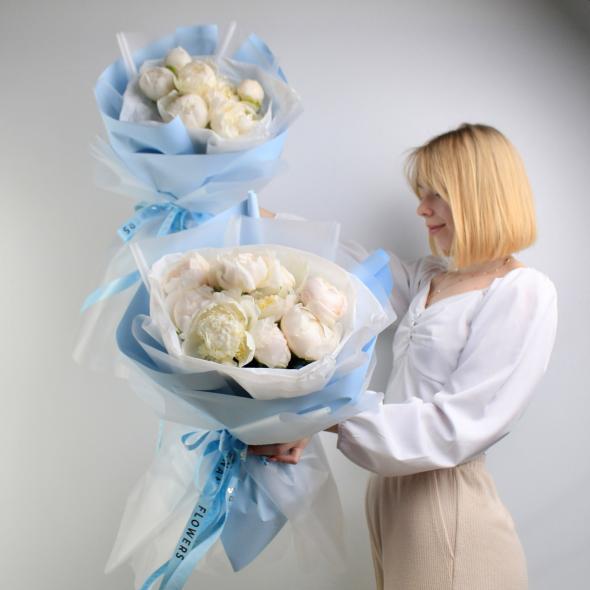 МОНОБУКЕТ ИЗ БЕЛЫХ ПИОНОВ