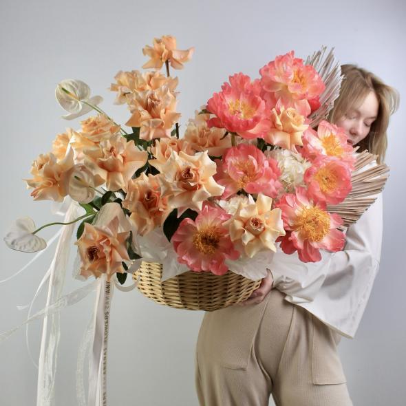Корзина с пионами и сортовыми розами Корзина с пионами и сортовыми розами