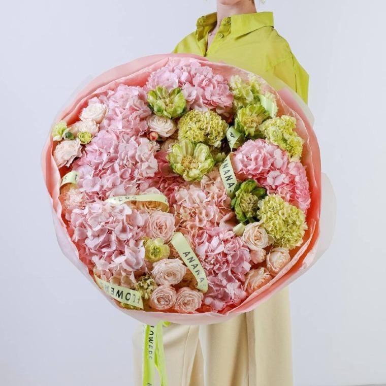 Авторский круглый букет с гортензиями