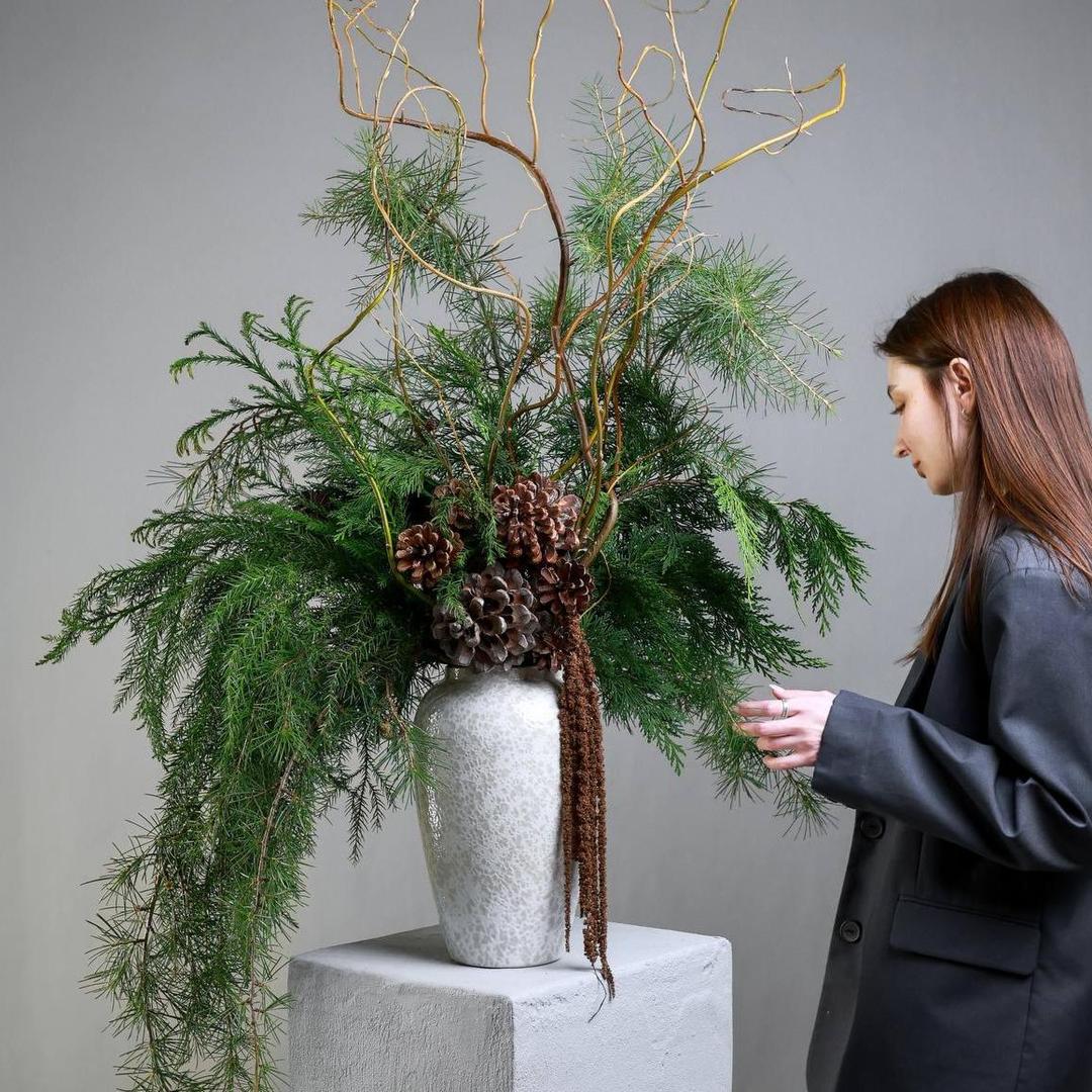 Композиция с хвоей и шишками в вазе