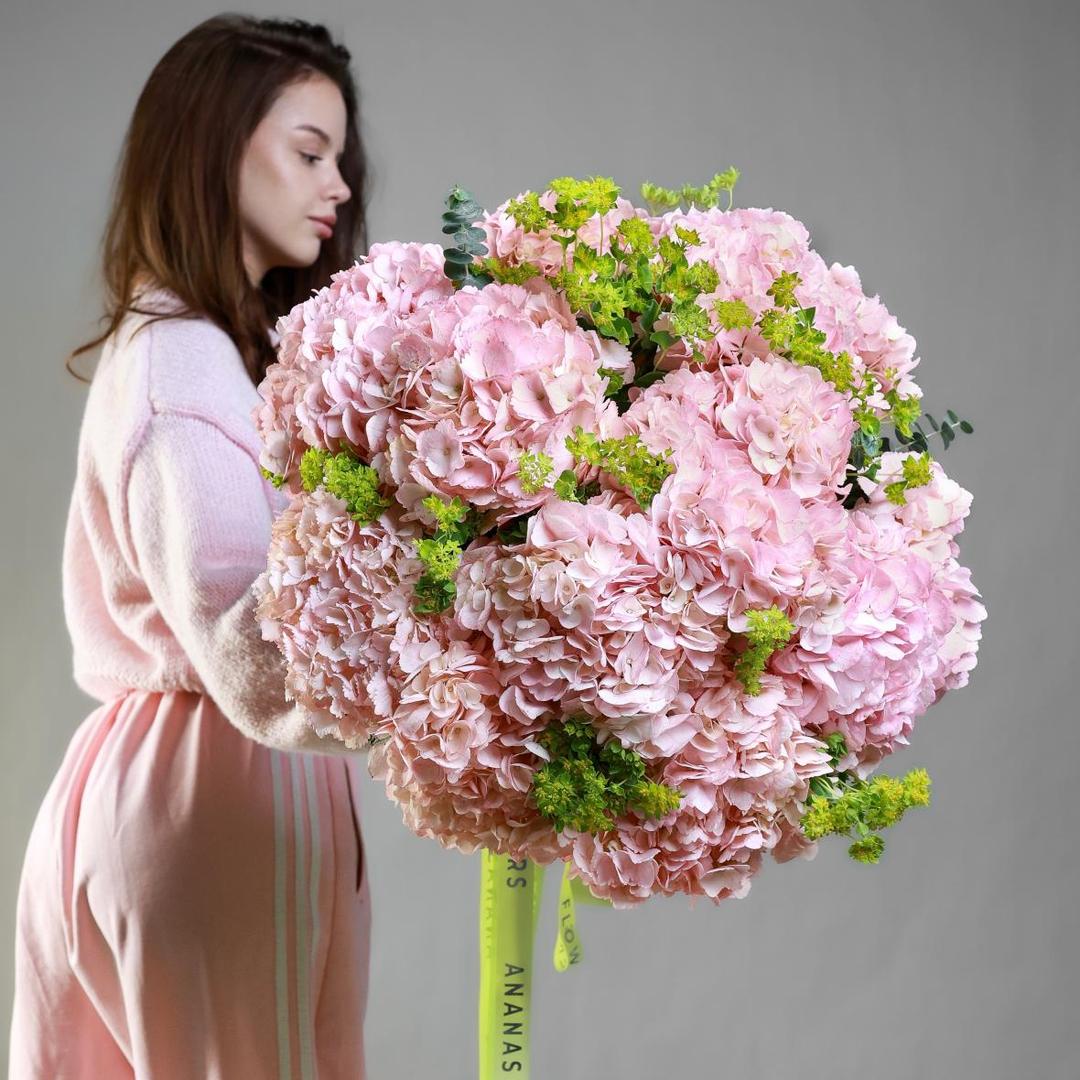 Букет с гортензией и буплерумом