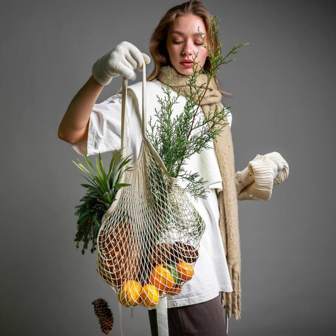 Авоська с ананасом и ветками хвои