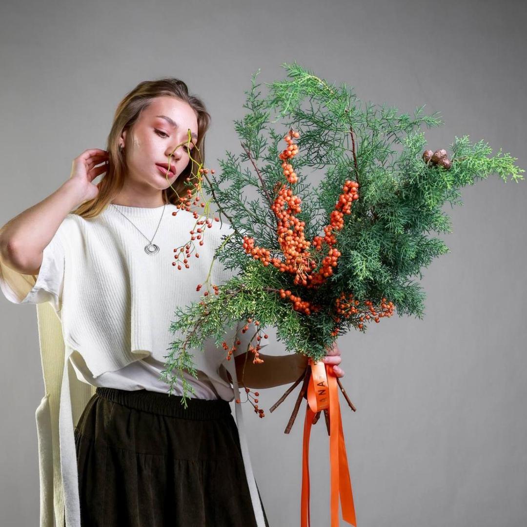 Букет с кипарисом и ветками илекса