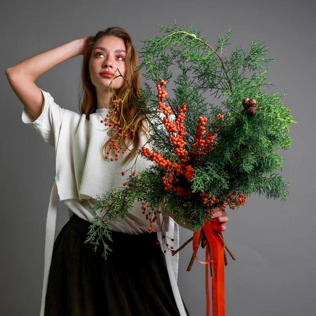 Букет с кипарисом и ветками илекса