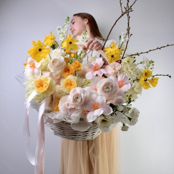 Корзина с ранункулюсами Баттерфляй