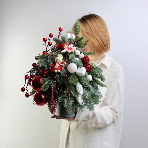 Новогодняя елочка в красно-белой гамме Новогодняя елочка в красно-белой гамме