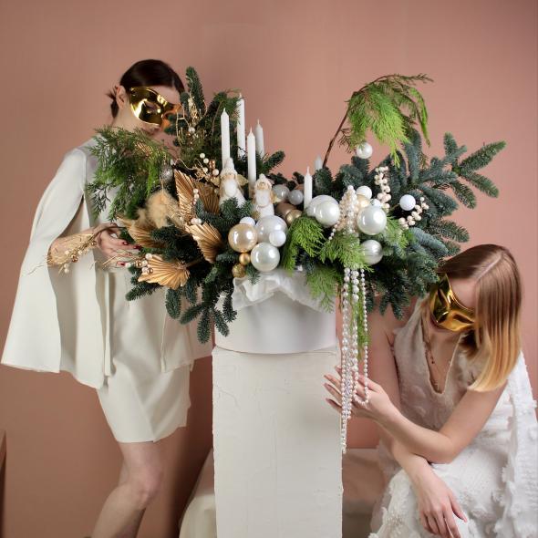 Композиция-гигант из разных видов хвои со свечами Композиция-гигант из разных видов хвои со свечами