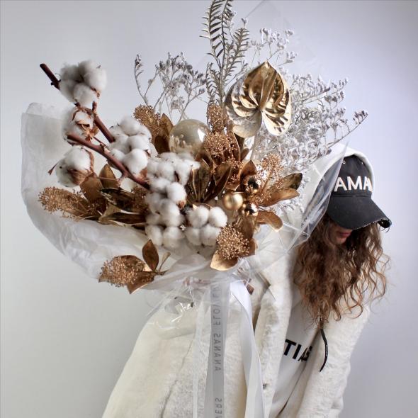 Зимний букет в бело-золотой гамме Зимний букет в бело-золотой гамме