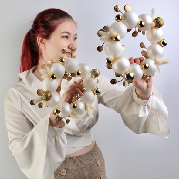 Венок из елочных шаров Венок из елочных шаров