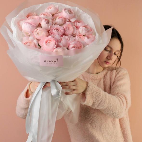 Моно букет из нежно-розовых ранункулюсов (в 3-х размерах) Моно букет из нежно-розовых ранункулюсов (в 3-х размерах)