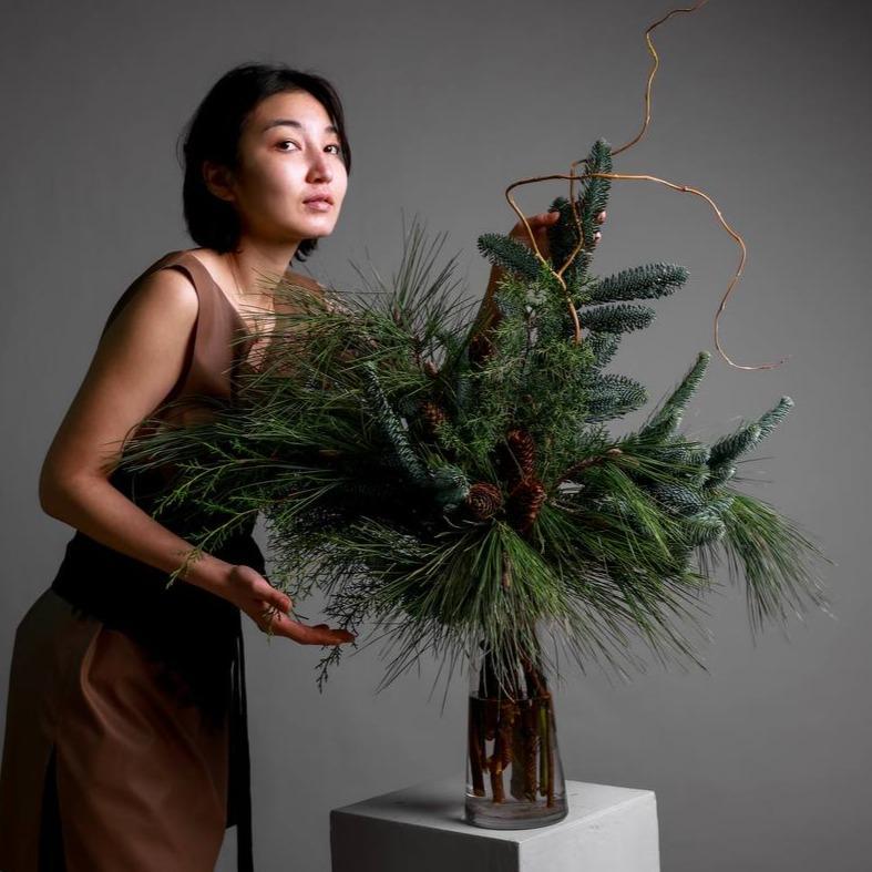 Букет из хвойных веток и нобилиса